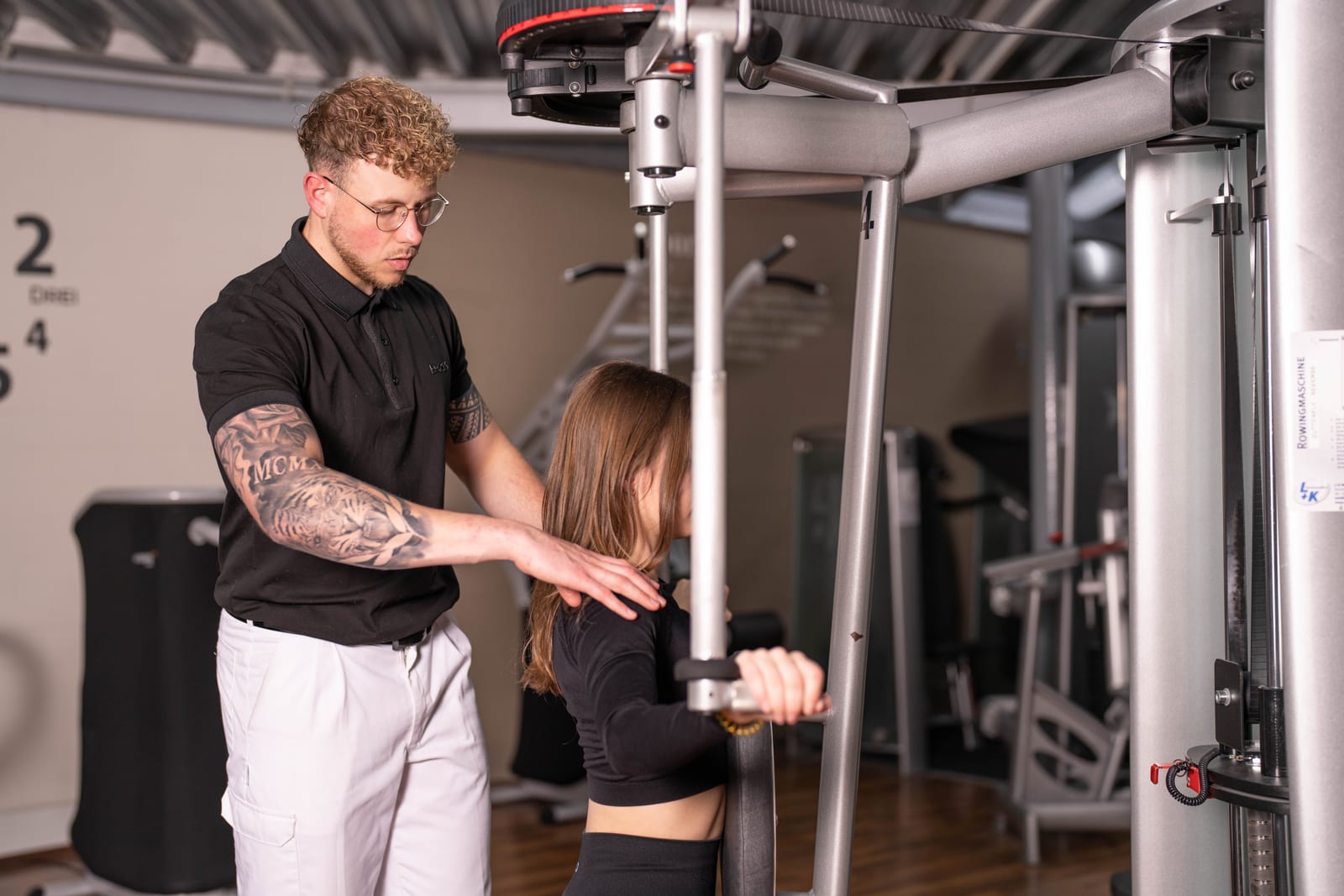 David Renken coacht eine Klientin bei einer Übung